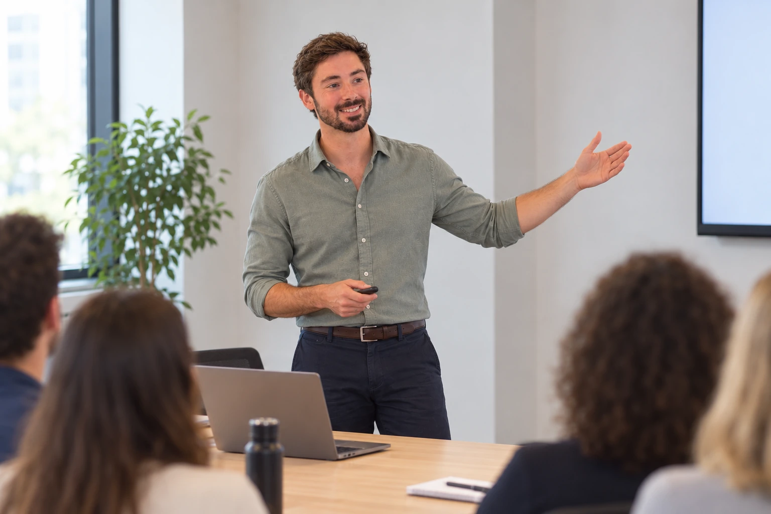 Sébastien Lucu animant une formation devant un petit groupe, avec une présentation projetée à l'écran